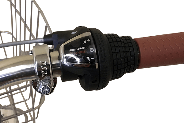 ハンドルを握ったままギアを変更できる、シマノ製のグリップシフトを採用。