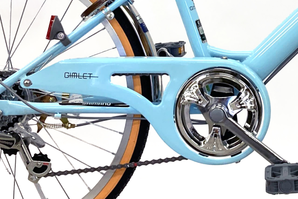 チェーンカバーにより走行中、裾の巻き込みを防ぎます。