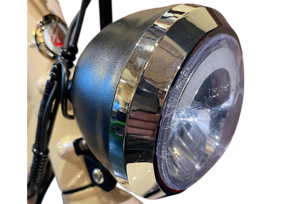 インパクトのある見た目の専用LEDライト。