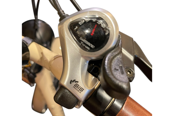 親指だけで簡単に操作が可能なサムシフターレバーを採用。