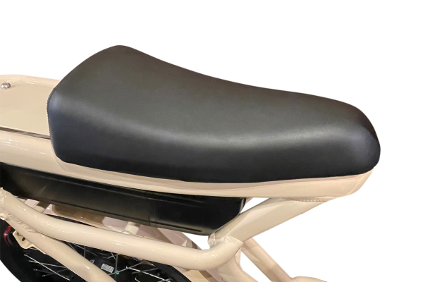 跨ぎやすいフレーム形状にマッチする専用設計のサドルです。