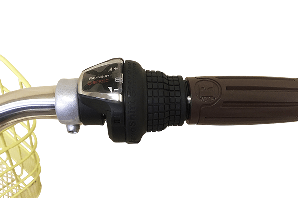 ハンドルを握ったままギアを変更できる、シマノ製のグリップシフトを採用。