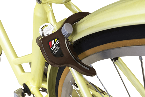 大切な自転車を守るために、簡単にロック・解除が可能なカギ（リング錠）を装着。