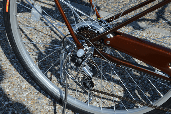 坂道でも快適に走行できる外装6段変速を搭載。