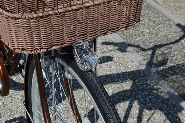 暗くなると自動点灯するオートライトを搭載。LED採用で明るさも十分です。