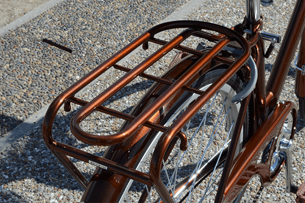 重さ27kgまで耐えられるキャリアを標準装備。オプションで後ろカゴやチャイルドシートが取り付け可能です。