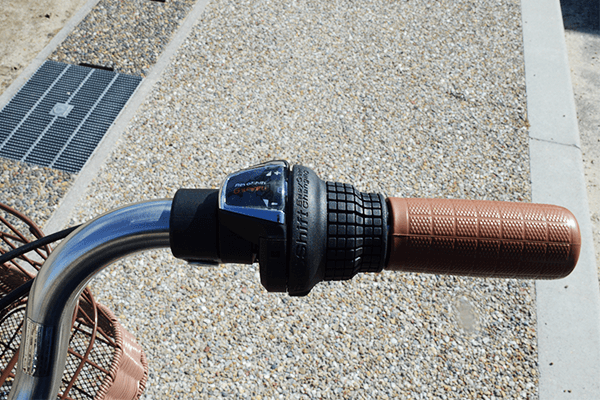 グリップを握ったままでギアチェンジが可能なグリップシフト。