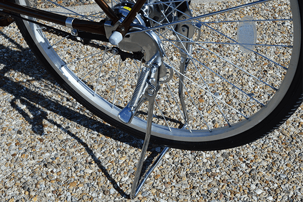 不安定な場所でも車体を安定させられる両足スタンドを搭載。