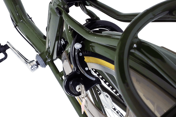 大切な自転車を守るために、簡単にロック・解除が可能なカギ（リング錠）を装着。