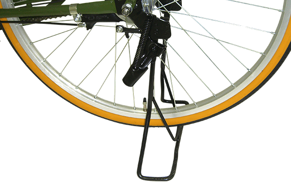 不安定な場所でも車体を安定させられる両足スタンドを搭載。