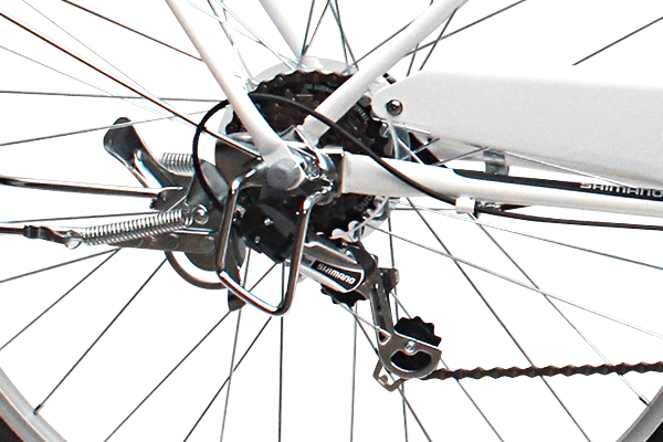 坂道でも軽快な走りが楽しめる、信頼性の高いシマノ製外装6段変速を装備。