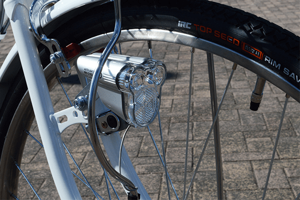 2灯LEDオートライトを標準装備！暗い夜道も安心です。