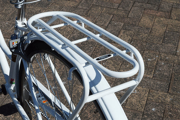 子乗せが取り付け可能な荷台を装備。重さ27kgまで耐えられます。