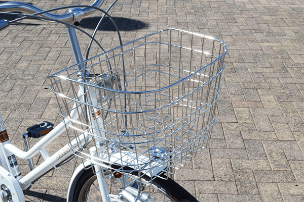 サイズ、横(底面):34cm×縦(底面):24cm×高さ:25cmで、通学に十分な大きさのフロントバスケット。さびにくいステンレス製。