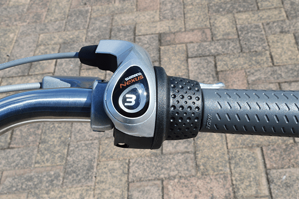 ハンドルを握ったままギアを変更できる、シマノ製のグリップシフトを採用。