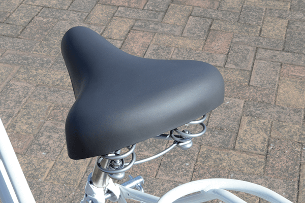 ゆったりとした幅の広いサドルは安定感が抜群です。