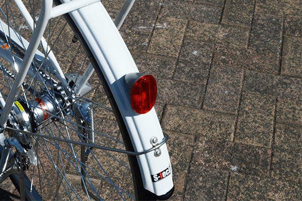 夜間の走行時に必須！反射板が標準装備。車からの視認性もアップ。