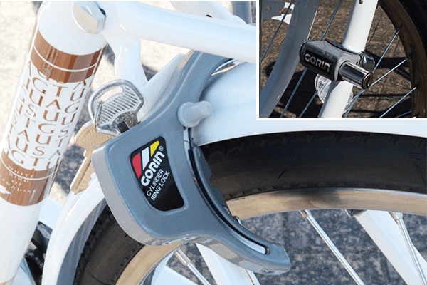 大切な自転車を守るために、簡単にロックが可能なカギ（リング錠）を装着。