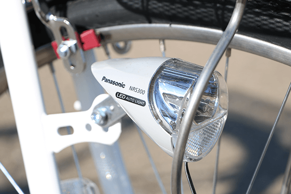 暗い所で自動点灯するLEDオートライト。走っている内に暗くなっても安心です。