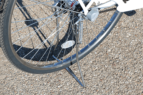 片足スタンドよりも安定感のある両足スタンドを採用。