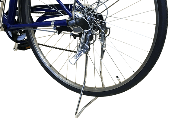 不安定な場所でも車体を安定させられる両足スタンドを搭載。