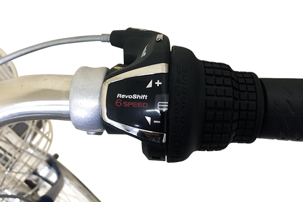 ハンドルを握ったままギアを変更できる、シマノ製のグリップシフトを採用。