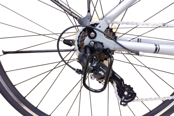 街中の坂道等でも安心のSHIMANO製7段変速を搭載。