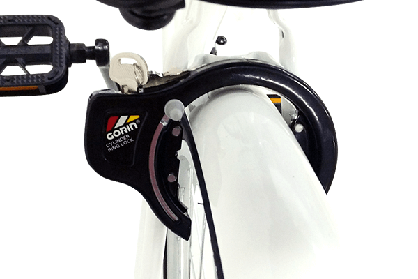 大切な自転車を守るために、簡単にロック・解除が可能なカギ（リング錠）を装着。