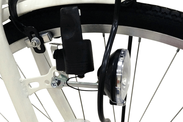 バッテリー切れの心配がないダイナモライトを採用。夜でも安心して走行可能。