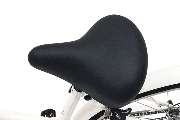 ゆったりとして幅の広いサドルで安定感を。