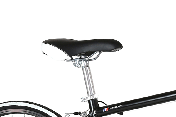 スマートな見た目のスポーツサドルがしっかりと体を支えます。