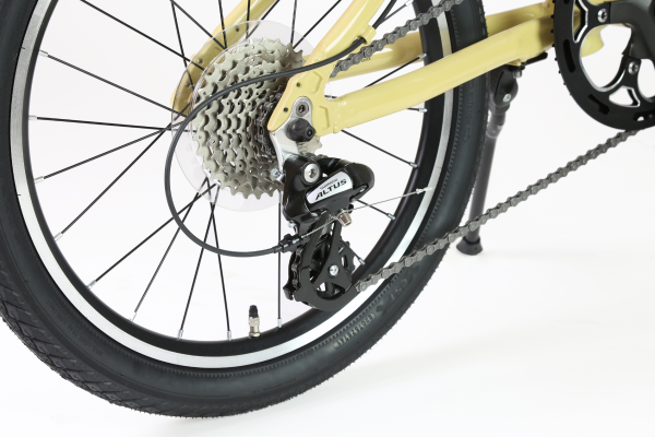 SHIMANO ALTUS 8段変速を採用。坂道やロングライドなど場所に合わせて切り替えが可能。