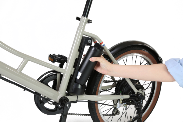 着脱が簡単な水筒型のコンパクトバッテリー。