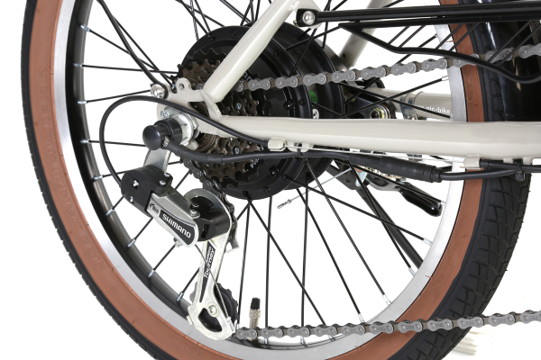 快適な走行を実現するSHIMANO製の外装6段変速を採用。