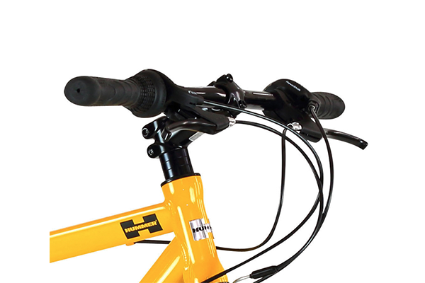 力の入れやすいストレート形状のハンドル。