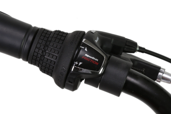 グリップを握ったままでも簡単に変速の操作が可能です。