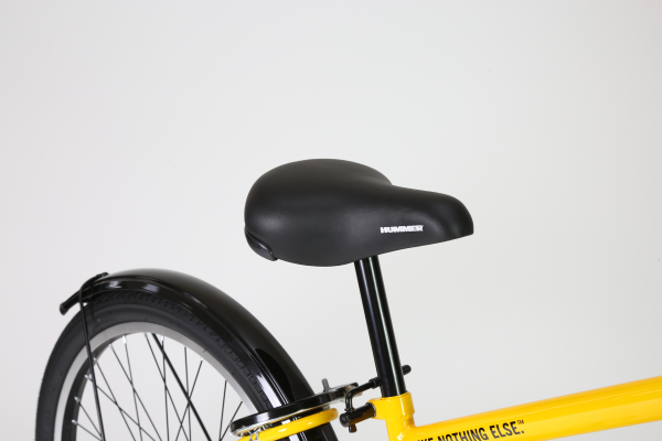 工具不要で簡単に高さ変更が可能。サドル後部にはガード付き。