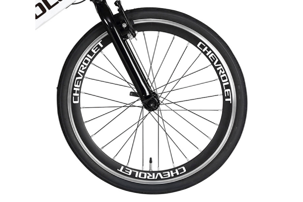 ETRTO451サイズのエアロホイールに運動性能が高いスリックタイヤを使用。