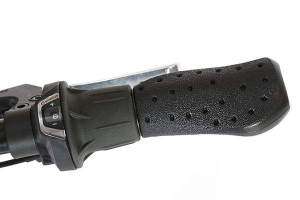 軽い力で簡単に操作が可能なグリップシフト。