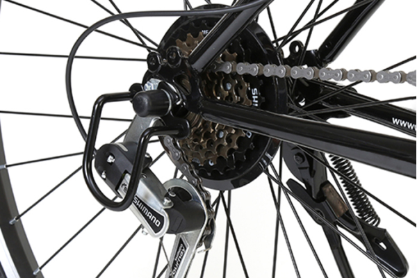 フロント3段変速、リア6段変速を採用。また倒れた時のディレーラーを守ってくれる、ディレーラーガード付き。