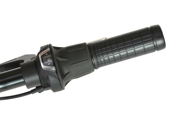 軽い力で簡単に操作が可能なグリップシフト。