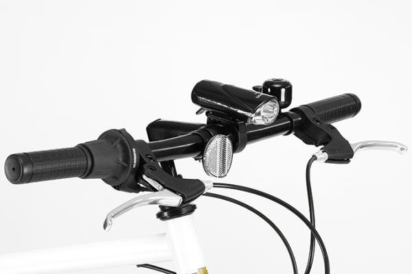 前傾姿勢で力が入りやすいフラットハンドル。