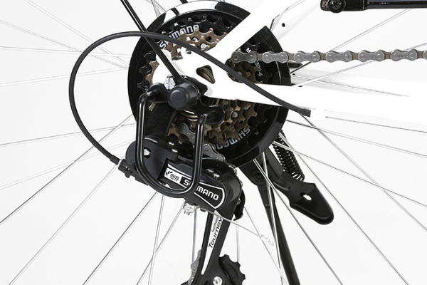 安心・快適に走行可能なSHIMANO製の外装6段変速。