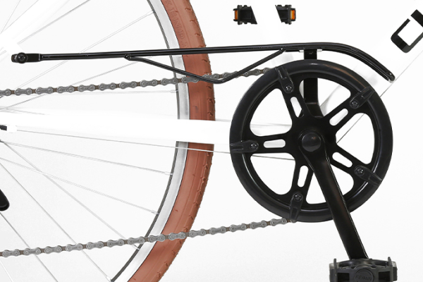 裾の巻き込みを防ぐチェーンガードを標準装備。