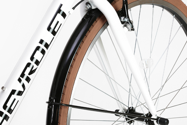 雨の日に欠かせない前後泥除けを標準装備。