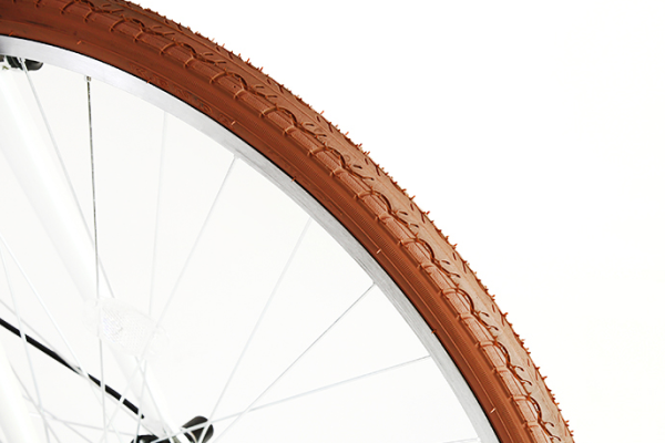 オシャレなブラウンカラーのタイヤを標準装備。