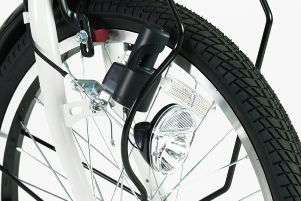 夜間でも安心。フロントライトを標準装備。