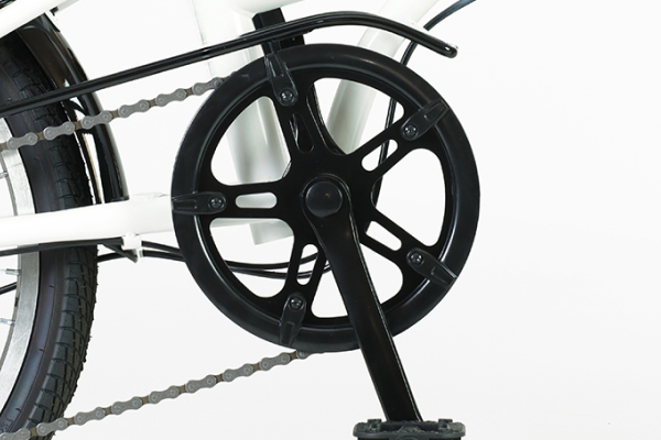 裾の巻き込みを防ぐチェーンガードを標準装備。