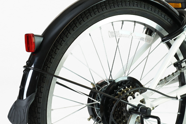 雨の日に欠かせない前後泥除けを標準装備。