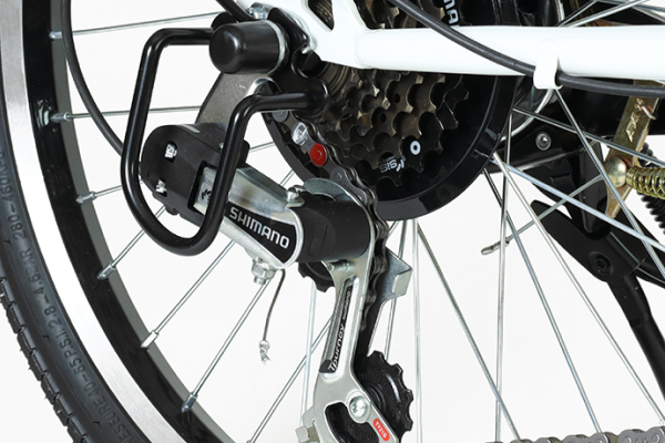 安心・快適に走行可能なSHIMANO製の外装6段変速。